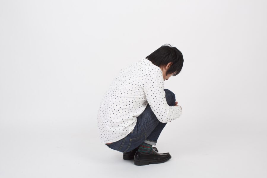 うずくまる男性