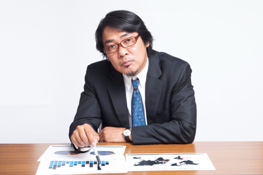 こちらを見るスーツの男性