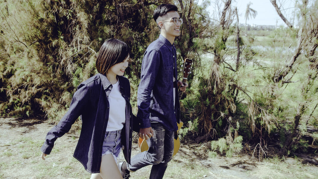 手をつなぐ二人